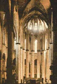 Wnętrze kościoła gotyckiego jest strzeliste i jasne. Kościół Santa Maria del Mar w Barcelonie (Hiszpania)