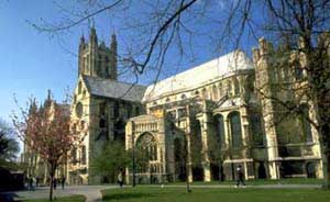 Katedry gotyckie wywierają wielkie wrażenie swymi rozmiarami. Katedra w Canterbury (Anglia)