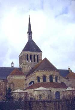 Kościół opactwa St. Benoit-sur-Loire (Francja), XI w., jest uważany za dobry przykład klarowności romańskiej konstrukcji