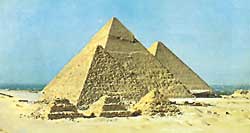 Trzy słynne piramidy egipskie w Giza (ok. 2550-2470 p.n.e.)