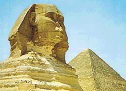 Obok piramidy Chefrena leży wykuty w skale Sfinks - wysokość 20 m, długość 57 m