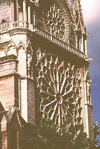 Duże okrągłe okna - rozety, to stały element gotyckich katedr. Notre-Dame w Paryżu