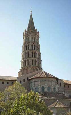 Wysoka wieża nad skrzyżowaniem naw jest częstym rozwiązaniem w architekturze romańskiej. Kościół St. Sermin w Tuluzie (Francja), 1095-1135