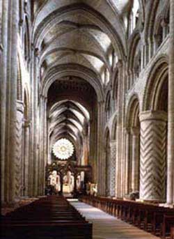 We wnętrzach kościołów romańskich dominują łagodne łuki i sklepienia krzyżowe. Katedra w Durham (Anglia), XII w.