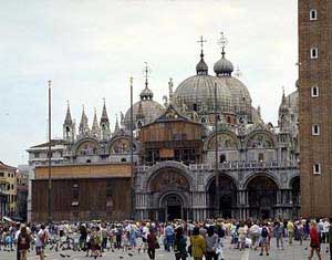 Bazylika św. Marka w Wenecji (Włochy) - przykład połączenia romanizmu z wpływami sztuki bizantyńskiej